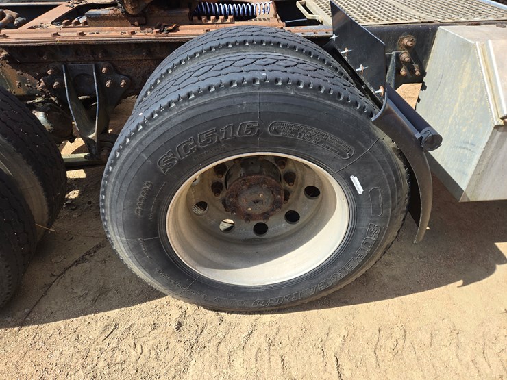 #1515-•-2005-international-9400i6x4-sleeper-cab-truck-tractor-image-59