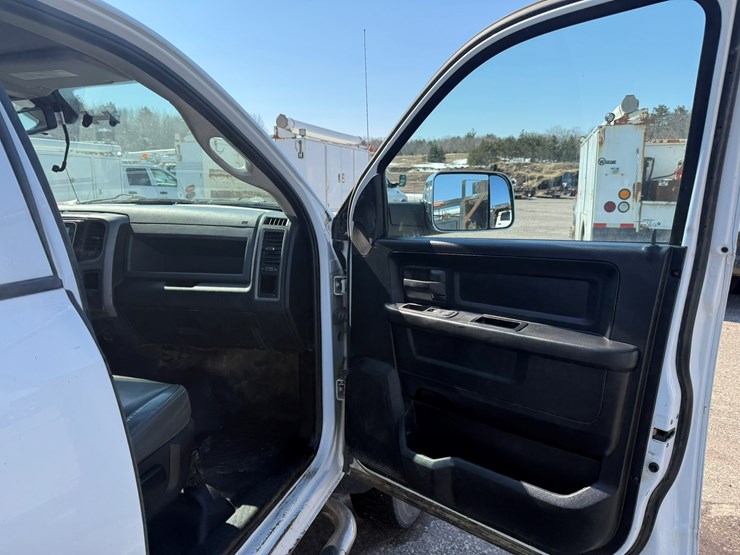 #2049-•-2015-ram-5500-heavy-duty-service-truck-image-32