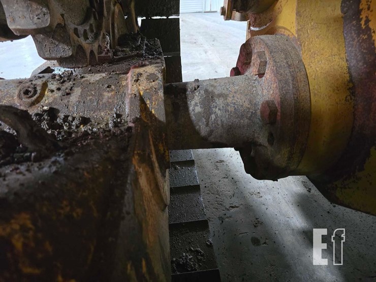 2011-caterpillar-d6t-xw-image-37