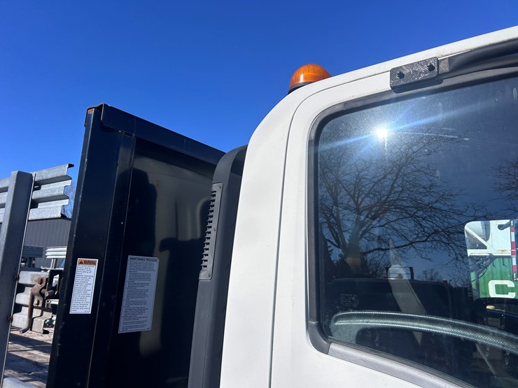 2012-isuzu-npr-image-24