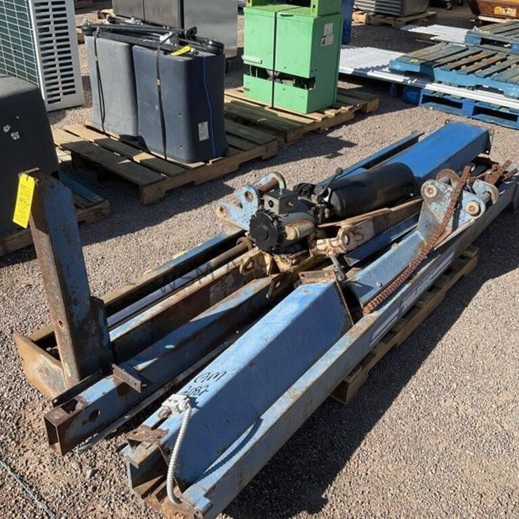 BENWIL 2 POST AUTOMOTIVE LIFT