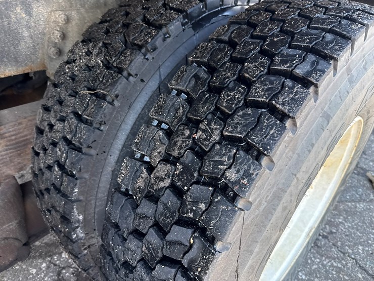 2002-freightliner-fl80-image-67