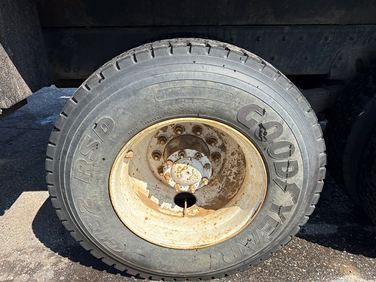 2002-freightliner-fl80-image-60