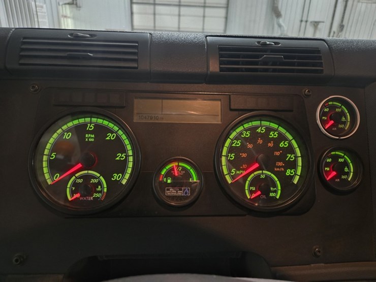 #2295-•-2016-freightliner-cascadia-day-cab-truck-tractor-image-62