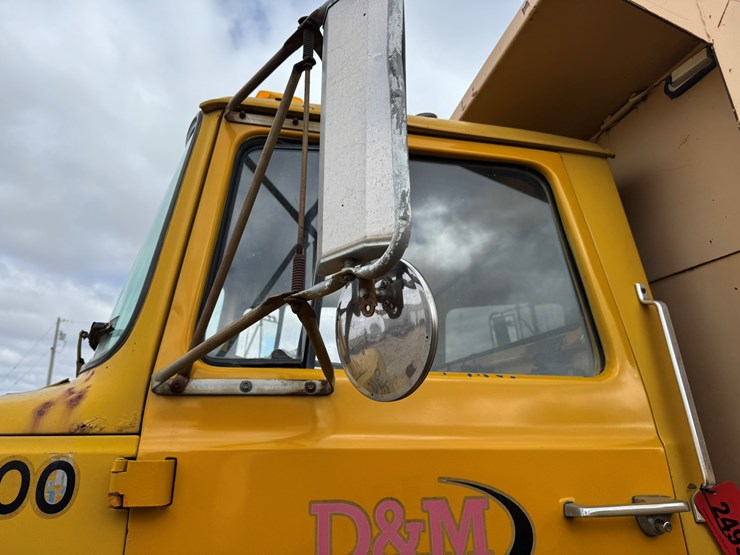 1977-ford-8000-image-10