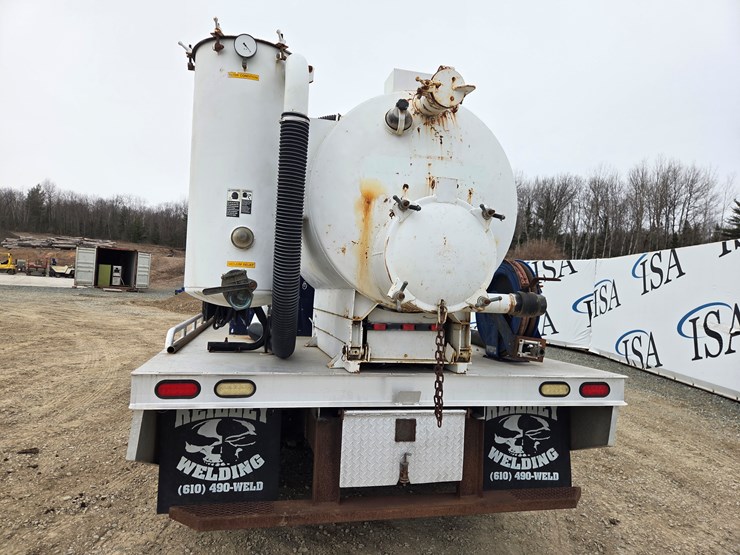 2012-massey-ferguson-8-image-4