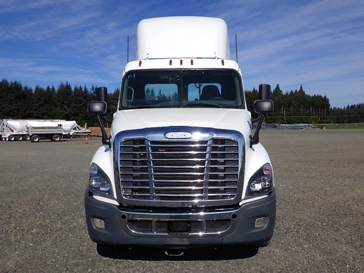 2018-freightliner-cascadia-125-image-2