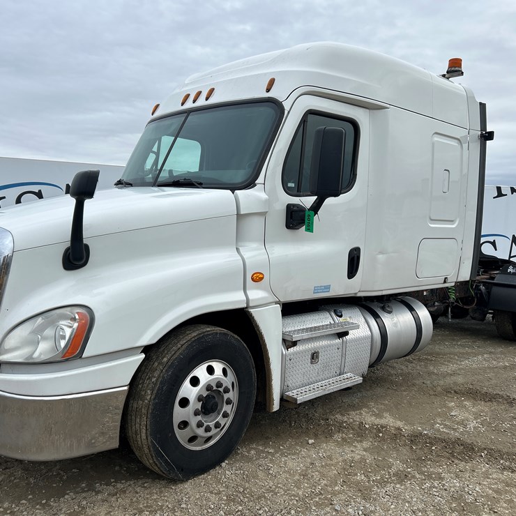 2017 MASSEY-FERGUSON 8