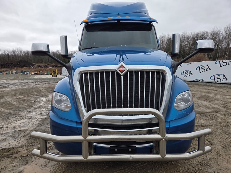 #2199-•-2020-international-a26-sleeper-cab-truck-tractor-image-8