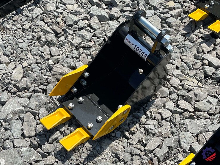 unused-2026-ce-8"-toothed-bucket-image-1