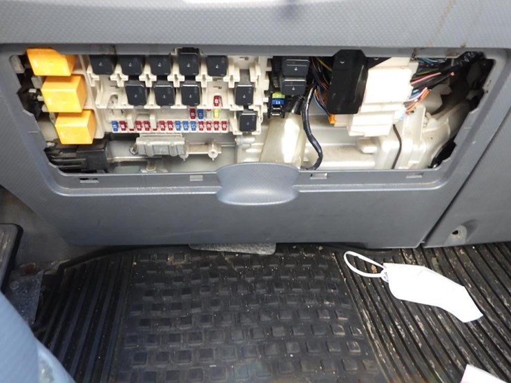 2010-isuzu-npr-image-27