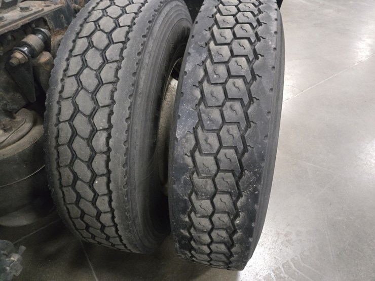 #2298-•-2015-freightliner-cascadia-day-cab-truck-tractor-image-73