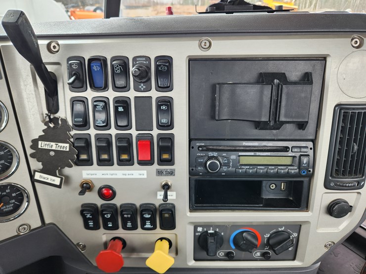 2014-massey-ferguson-8-image-35