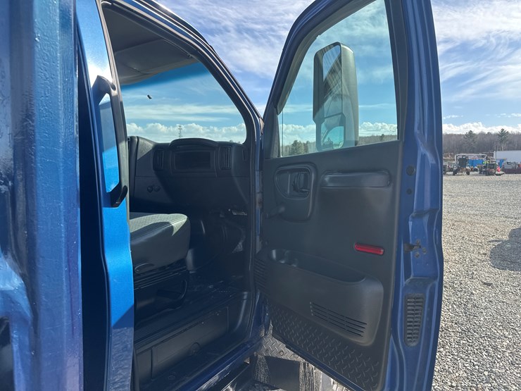 2005-massey-ferguson-8-image-23