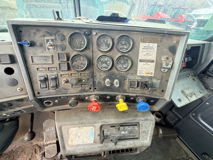 1999-mack-dm690-image-65