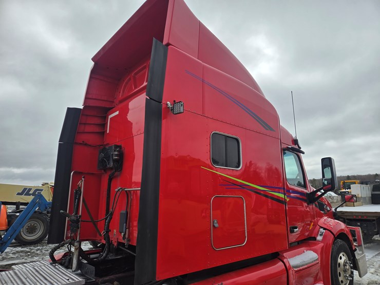 peterbilt-579-image-21