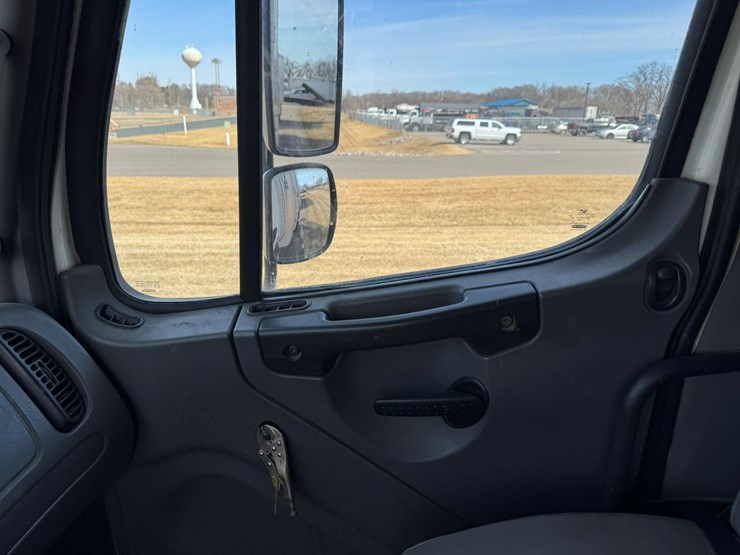 #2160-•-2006-freightliner-business-class-m2-box-truck-image-29