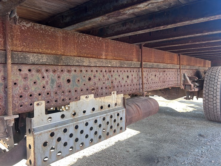 2013-isuzu-npr-image-29