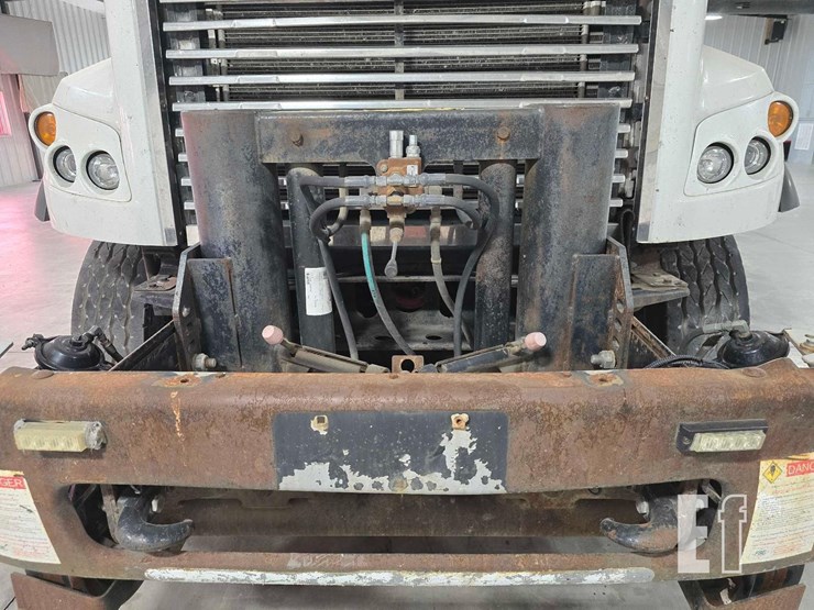 2012-freightliner-m2-106-image-30