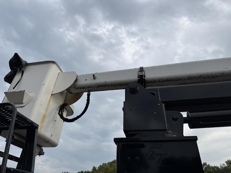 2003-peterbilt-330-image-26