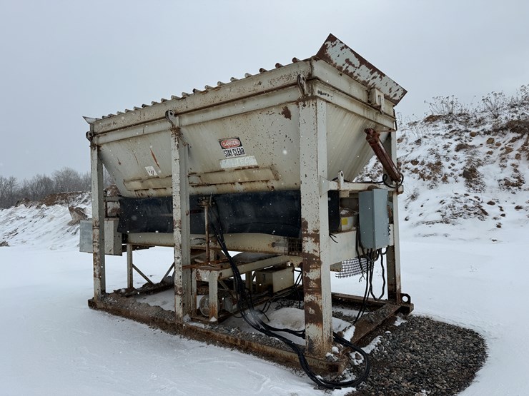 #2210-•-fabtek-14'x96"x128"-feeder-bin-image-12