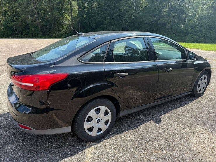 2017-ford-focus-4-door-sedan-(42,593-miles)-image-3