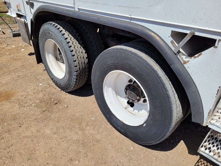 2012-international-7400-image-6