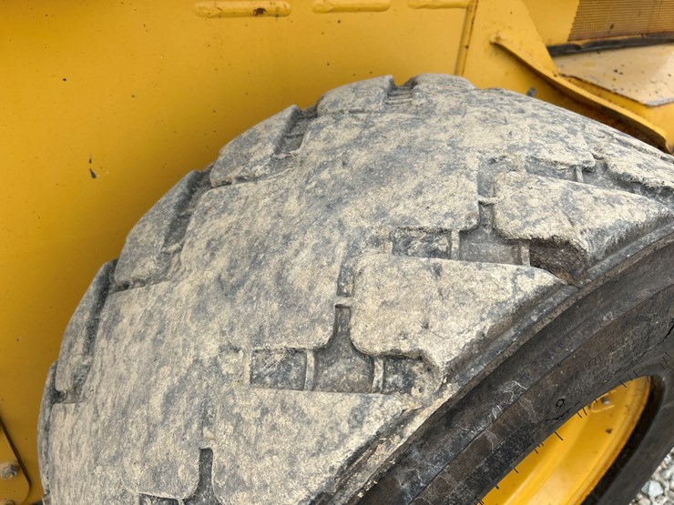 2020-deere-332g-image-59