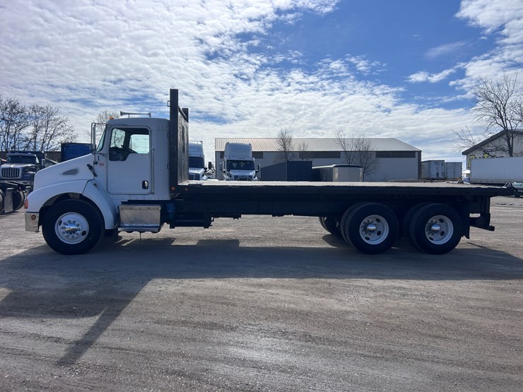#1679-•-2004-kenworth-flatbed-truck-image-2