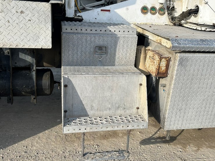 #2237-•-2006-mack-tri-axle-concrete-placement-truck-image-32