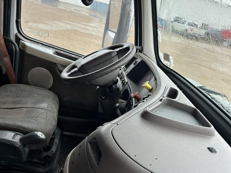 2015-volvo-vnl62t630-image-21