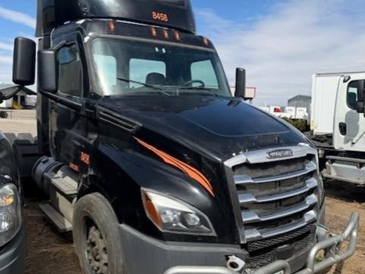 2018-freightliner-cascadia-126-image-3