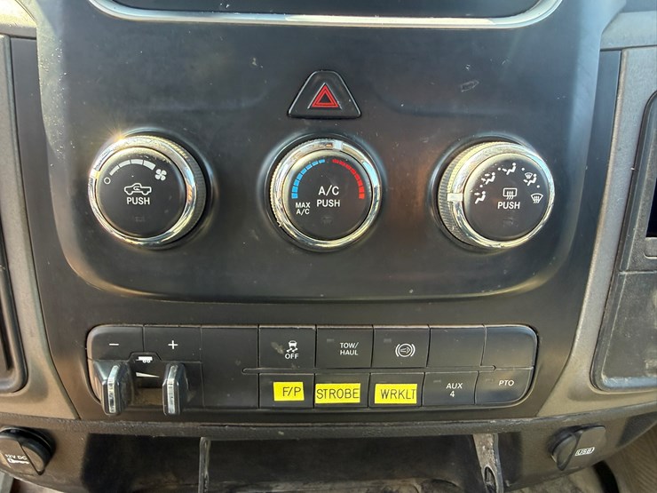 #1063-•-2014-ram-5500-heavy-duty-service-truck-image-26