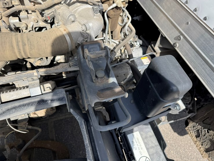 2019-isuzu-nrr-image-46