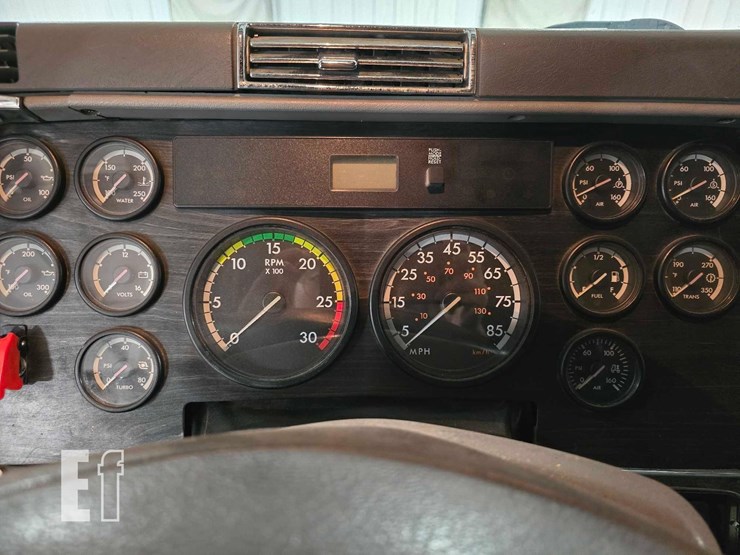 2009-freightliner-columbia-120-image-12