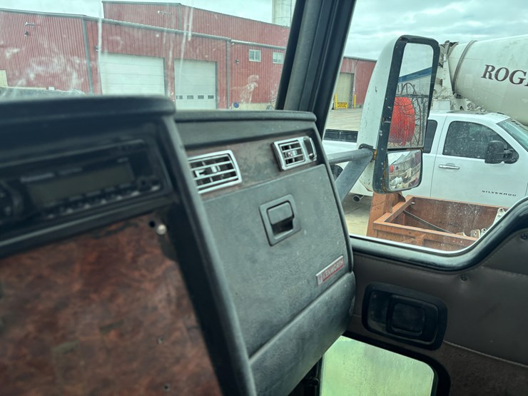 2004-kenworth-w900-image-45