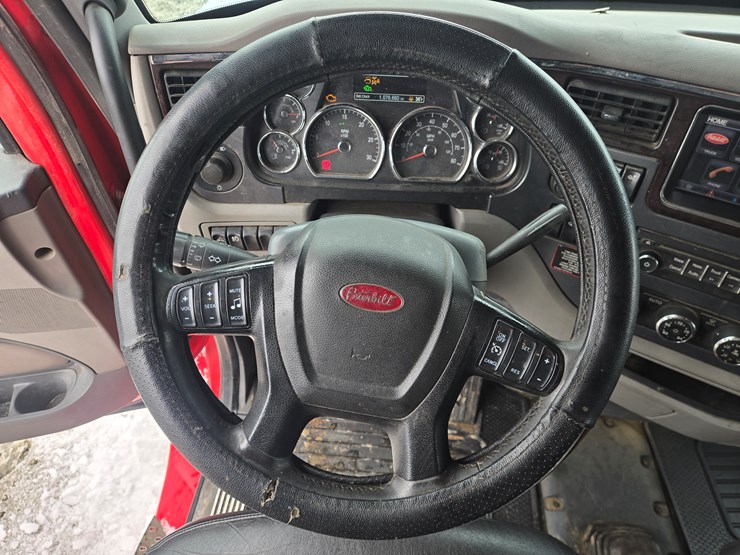 peterbilt-579-image-76
