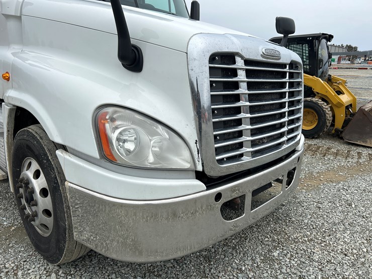 2017-massey-ferguson-8-image-11