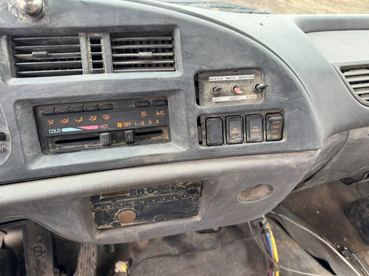 2005-gmc-t7500-image-35