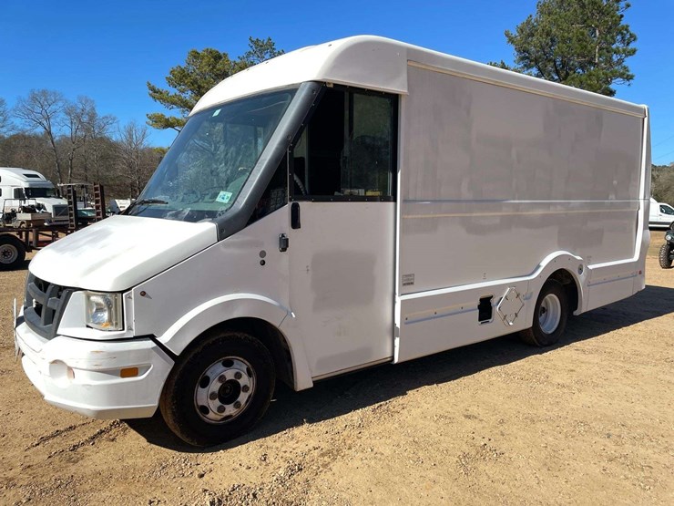 2013-isuzu-reach-image-1