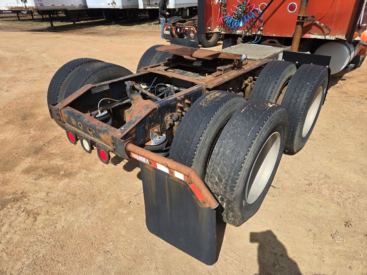 #1515-•-2005-international-9400i6x4-sleeper-cab-truck-tractor-image-21