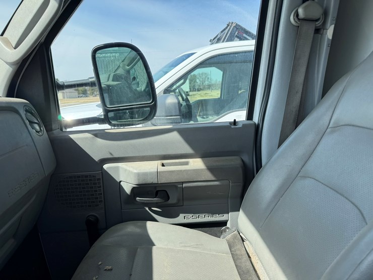 2010-ford-e350-image-30