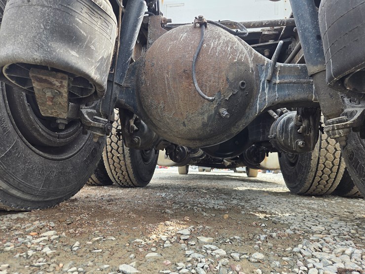 2007-peterbilt-579-image-33