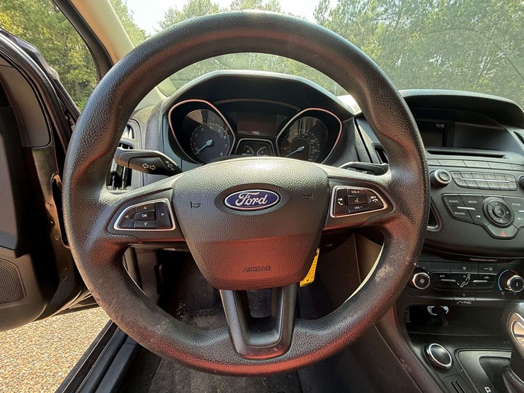 2017-ford-focus-4-door-sedan-(42,593-miles)-image-12