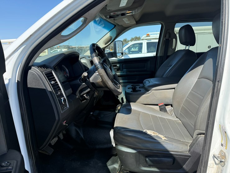 #1061-•-2016-ram-5500-heavy-duty-service-truck-image-37