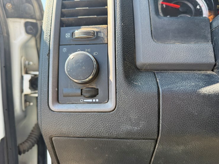 #1063-•-2014-ram-5500-heavy-duty-service-truck-image-28