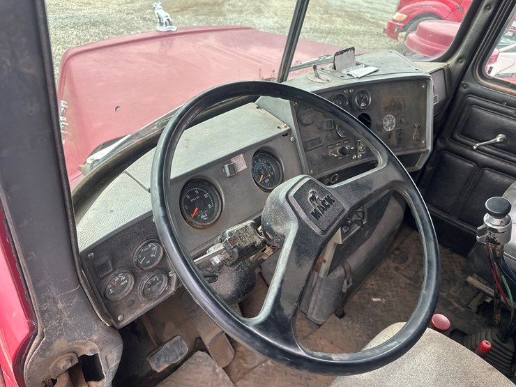 1986-mack-dm686s-image-23