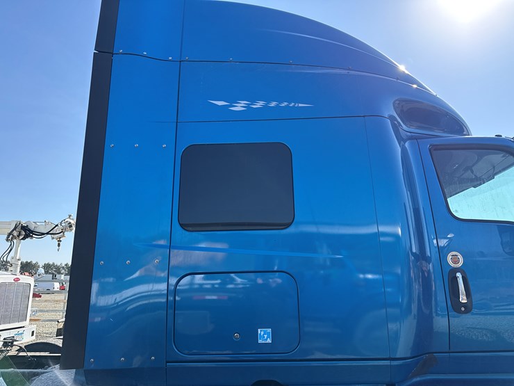 #2199-•-2020-international-a26-sleeper-cab-truck-tractor-image-13