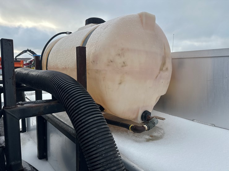 2012-massey-ferguson-8-image-28