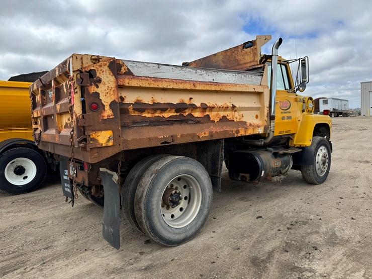 1977-ford-8000-image-4